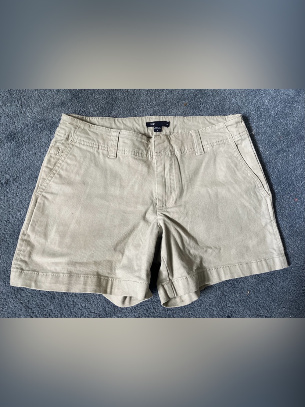 GAP Khakis Girlfriend 5" Chino Shorts Tan Size 4 Solid Pockets Zip